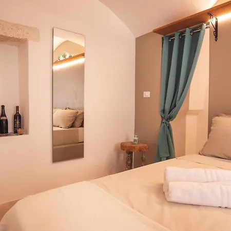 Via Roma 32 * Ostuni