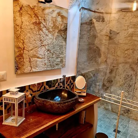 Via Roma 32 * オストゥーニ